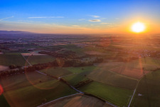Vue aérienne de Lever de soleil sur les champs du Palatinat du Sud à le quartier Kleinsteinfeld in Niederotterbach dans le département Rhénanie-Palatinat, Allemagne