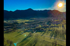 Vue aérienne de Lever de soleil sur la vallée de l'Isar à Lenggries dans le département Bavière, Allemagne