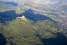 Château de Trifels à Annweiler am Trifels dans le département Rhénanie-Palatinat, Allemagne d'un drone