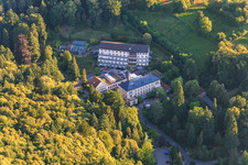 Vue aérienne de Badstraße avec MVZ Landau GmbH à Gleisweiler dans le département Rhénanie-Palatinat, Allemagne