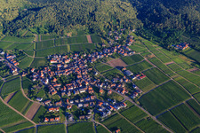 Vue aérienne de Vue d'ensemble du village depuis le sud-est à le quartier Weyher in Weyher in der Pfalz dans le département Rhénanie-Palatinat, Allemagne
