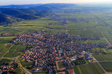 Vue aérienne de Ville viticole du sud à Maikammer dans le département Rhénanie-Palatinat, Allemagne