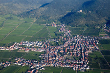 Vue aérienne de Vue sur le village à le quartier Diedesfeld in Neustadt an der Weinstraße dans le département Rhénanie-Palatinat, Allemagne