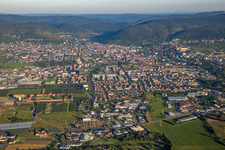 Vue d'oiseau de Neustadt an der Weinstraße dans le département Rhénanie-Palatinat, Allemagne