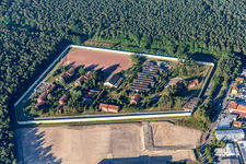 Vue aérienne de Terrain de la prison et clôture de sécurité de l'établissement correctionnel, centre de détention pour mineurs Schifferstadt à Schifferstadt dans le département Rhénanie-Palatinat, Allemagne