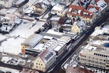Vue aérienne de Hôtel de ville enneigé en hiver de l'association des communes et de la ville Kandel à Kandel dans le département Rhénanie-Palatinat, Allemagne