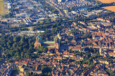 Cathédrale à Speyer dans le département Rhénanie-Palatinat, Allemagne d'en haut