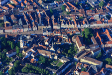 Vue aérienne de Vieille ville historique avec la Maximilianstraße avec l'église du Saint-Esprit et l'ancienne église Saint-Louis du nord à Speyer dans le département Rhénanie-Palatinat, Allemagne