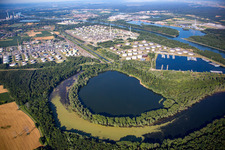 Vue aérienne de Installations de raffinage et systèmes de tuyauterie sur le site du producteur d'huile minérale Mineralölraffinerie Oberrhein à Knielingen à le quartier Knielingen in Karlsruhe dans le département Bade-Wurtemberg, Allemagne