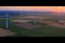 Vue aérienne de Parc éolien de Minfeld au coucher du soleil à Minfeld dans le département Rhénanie-Palatinat, Allemagne