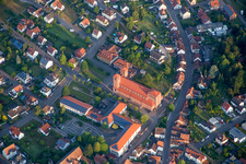Photographie aérienne de Église du Christ-Roi dans le vieux centre-ville du centre-ville à Hauenstein dans le département Rhénanie-Palatinat, Allemagne