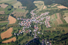 Vue aérienne de Champs agricoles et surfaces utilisables à Frohnhofen dans le département Rhénanie-Palatinat, Allemagne