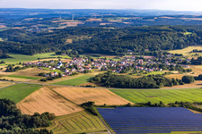 Vue aérienne de Derrière le champ solaire à le quartier Reitscheid in Freisen dans le département Sarre, Allemagne