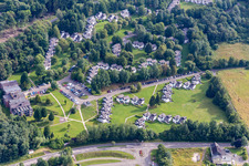Vue aérienne de Complexe de maisons de vacances dans le parc de vacances Ferienpark Hambachtal à Oberhambach dans le département Rhénanie-Palatinat, Allemagne