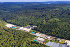 Vue aérienne de Zone industrielle Am Sauerbrunnen avec Markengetränke Schwollen GmbH et Hochwald Sprudel Schupp GmbH à Schwollen dans le département Rhénanie-Palatinat, Allemagne