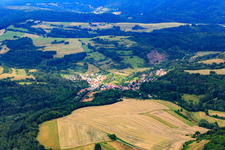 Vue aérienne de Vue du village depuis le sud-ouest à Schweisweiler dans le département Rhénanie-Palatinat, Allemagne