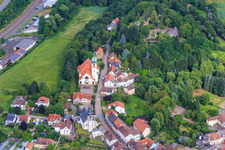 Vue aérienne de Église protestante Winnweiler et église du Sacré-Cœur à Winnweiler dans le département Rhénanie-Palatinat, Allemagne