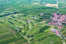 Vue aérienne de Terrain de golf à Dackenheim dans le département Rhénanie-Palatinat, Allemagne