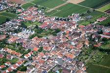 Vue aérienne de Champs agricoles et surfaces utilisables à Gönnheim dans le département Rhénanie-Palatinat, Allemagne