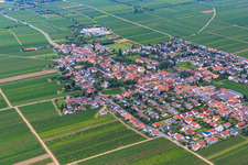 Vue aérienne de Vue d'ensemble de la ville depuis le sud-est à Friedelsheim dans le département Rhénanie-Palatinat, Allemagne