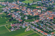 Vue aérienne de Kirchgasse avec vignoble devant l'église protestante à Friedelsheim dans le département Rhénanie-Palatinat, Allemagne
