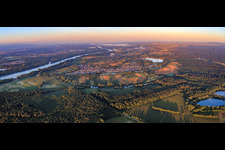 Vue aérienne de Vue du Rhin et du village le matin depuis le nord à le quartier Neuburg in Neuburg am Rhein dans le département Rhénanie-Palatinat, Allemagne