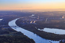 Vue aérienne de KA Rheinhafen du sud à le quartier Rheinhafen in Karlsruhe dans le département Bade-Wurtemberg, Allemagne
