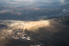 Vue aérienne de Zone industrielle de Hammerwerkstraße dans la brume matinale à le quartier Kleinsteinbach in Pfinztal dans le département Bade-Wurtemberg, Allemagne