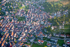 Vue aérienne de Zone de peuplement à le quartier Königsbach in Königsbach-Stein dans le département Bade-Wurtemberg, Allemagne