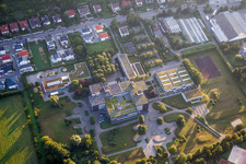 Vue aérienne de Terrain et complexe de bâtiments de l'association scolaire Centre éducatif Westlicher Enzkreis à le quartier Königsbach in Königsbach-Stein dans le département Bade-Wurtemberg, Allemagne
