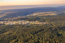 Vue aérienne de Zone commerciale de la Karlsruher Straße depuis le nord à le quartier Brötzingen in Pforzheim dans le département Bade-Wurtemberg, Allemagne