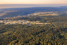 Vue aérienne de Zone commerciale de la Karlsruher Straße depuis le nord à le quartier Brötzingen in Pforzheim dans le département Bade-Wurtemberg, Allemagne