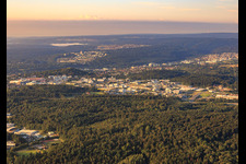 Vue oblique de Zone commerciale de la Karlsruher Straße depuis le nord à le quartier Brötzingen in Pforzheim dans le département Bade-Wurtemberg, Allemagne