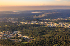 Zone commerciale de la Karlsruher Straße depuis le nord à le quartier Brötzingen in Pforzheim dans le département Bade-Wurtemberg, Allemagne d'en haut
