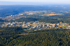 Vue aérienne de Zone commerciale de Karlsruher Straße au-delà de l'A8 depuis le nord à le quartier Brötzingen in Pforzheim dans le département Bade-Wurtemberg, Allemagne