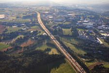 Vue aérienne de Embouteillage de plus de 1 % sur l'autoroute A8 à le quartier Nordstadt in Pforzheim dans le département Bade-Wurtemberg, Allemagne