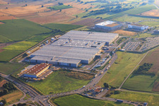 Vue aérienne de Sortie A8 Pforzheim Nord avec centre logistique Amazon STR1 à le quartier Eutingen in Pforzheim dans le département Bade-Wurtemberg, Allemagne