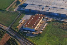 Vue aérienne de Sortie A8 Pforzheim Nord avec entrepôt Deutsche Post/DHL au centre logistique Amazon STR1 à le quartier Eutingen in Pforzheim dans le département Bade-Wurtemberg, Allemagne