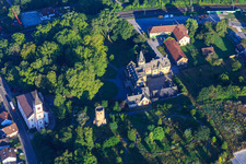 Vue aérienne de Château Gondelsheim au-dessus de l'église protestante Gondelsheim à Gondelsheim dans le département Bade-Wurtemberg, Allemagne