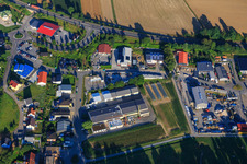 Vue aérienne de Zone commerciale Josephine-Benz-Straße avec magasins Baden-Furniere, Holzbau Hoffmann, Mobatgg et Timo Göpferich à Gondelsheim dans le département Bade-Wurtemberg, Allemagne