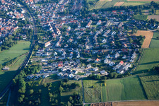Vue aérienne de Kraichgaustr à le quartier Heidelsheim in Bruchsal dans le département Bade-Wurtemberg, Allemagne