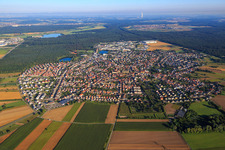 Vue aérienne de Vue de la ville depuis l'est à Forst dans le département Bade-Wurtemberg, Allemagne