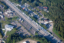 Vue aérienne de Aire de service d'autoroute sur l'itinéraire et les directions de circulation du BAB A5 (Serways Hotel Bruchsal West) à Forst dans le département Bade-Wurtemberg, Allemagne