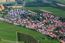 Vue aérienne de Église protestante Insheim à Insheim dans le département Rhénanie-Palatinat, Allemagne