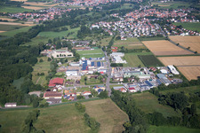 Vue aérienne de Maison pas chère, zone commerciale est à Billigheim-Ingenheim dans le département Rhénanie-Palatinat, Allemagne