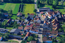 Vue aérienne de Rue principale x Niedergasse à le quartier Kleinsteinfeld in Niederotterbach dans le département Rhénanie-Palatinat, Allemagne
