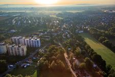 Vue aérienne de Rue Karl-May à le quartier Frauenaurach in Erlangen dans le département Bavière, Allemagne