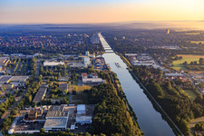 Vue aérienne de Canal Main-Danube à le quartier Steinforst in Erlangen dans le département Bavière, Allemagne