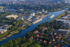 Vue aérienne de Port Erlangen sur le canal Main-Danube à le quartier Industriehafen in Erlangen dans le département Bavière, Allemagne