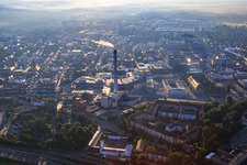 Vue aérienne de Cheminée d'échappement de la société Erlanger Stadtwerke AG à le quartier Tal in Erlangen dans le département Bavière, Allemagne